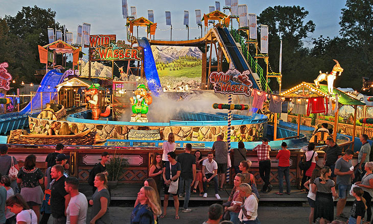 Oktoberfest 2024:  Jim & Jasper's Wild Wasser - die größte transportablen Wildwasserbahn Europas (©Foto: Konstantin Krenek)